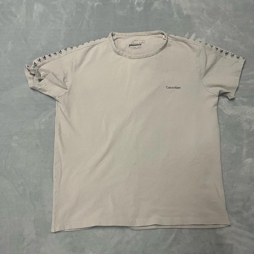 🌸Calvin Klein Cream T-Shirt